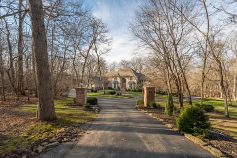 Front of 2907 S Ridgewood Lane, Springfield, MO 65809