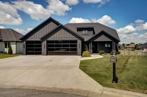 Front of 1527 N Edgemont Circle, Springfield, MO 65802