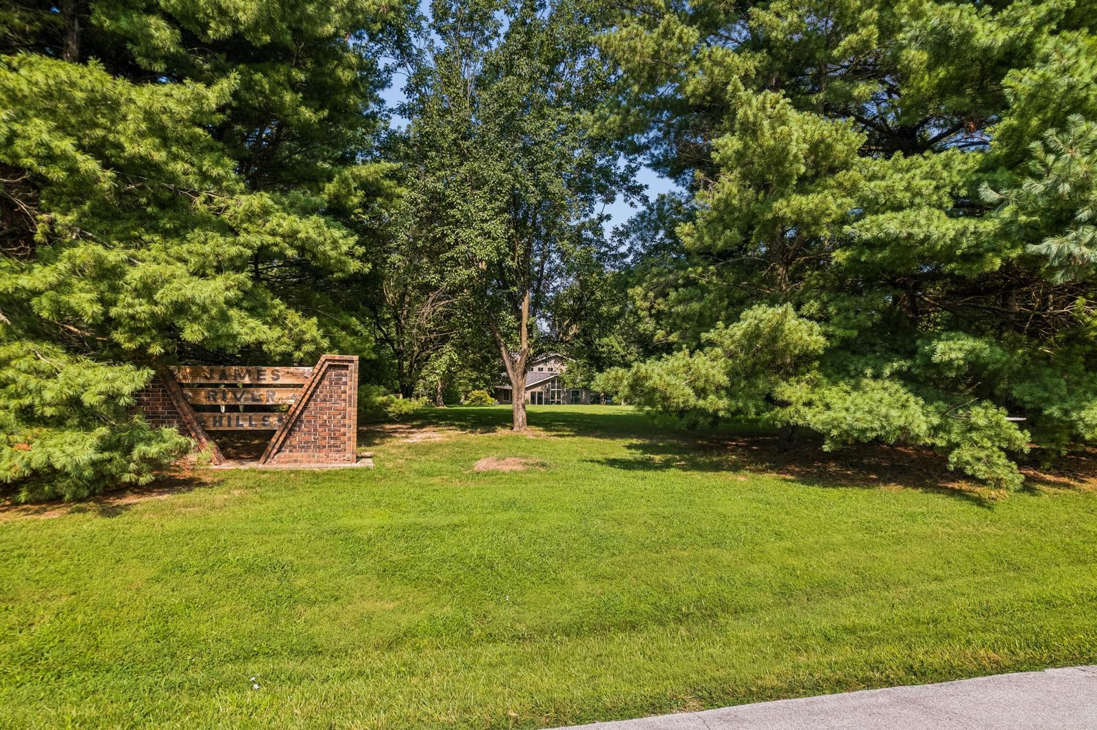 Front Yard at 4550 E Bannister Road, Springfield, MO 65809