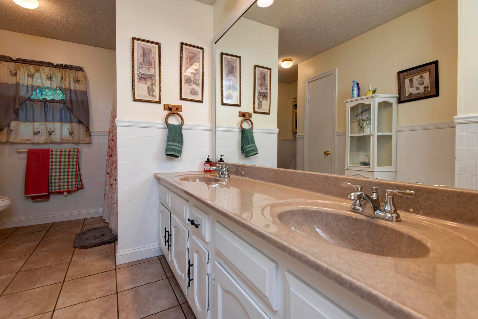 Guest Bathroom Upstairs at 2369 N Farm Road 101, Springfield, MO 65802