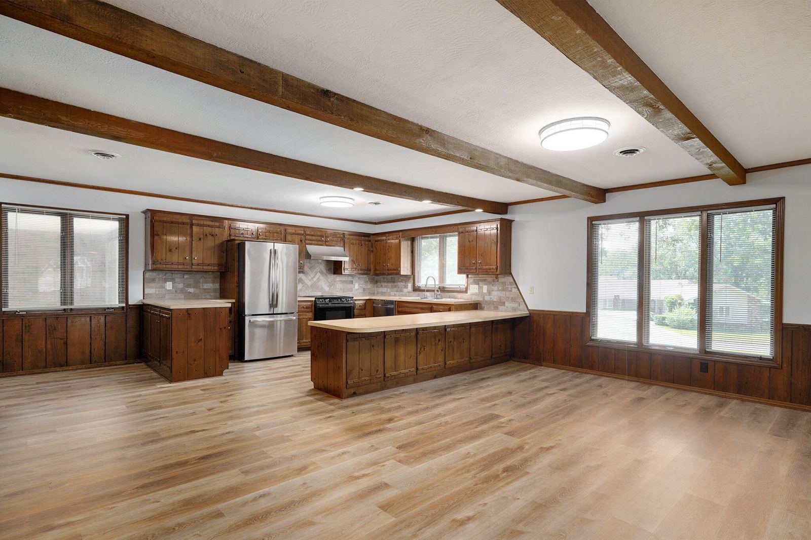 Breakfast Bar and Dining at 1214 W Beverly Hills Drive, Springfield, MO 65803