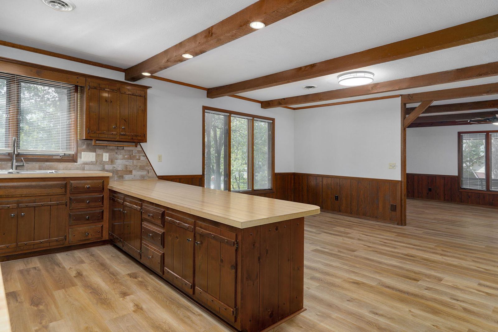 Table Height Breakfast Bar at 1214 W Beverly Hills Drive, Springfield, MO 65803