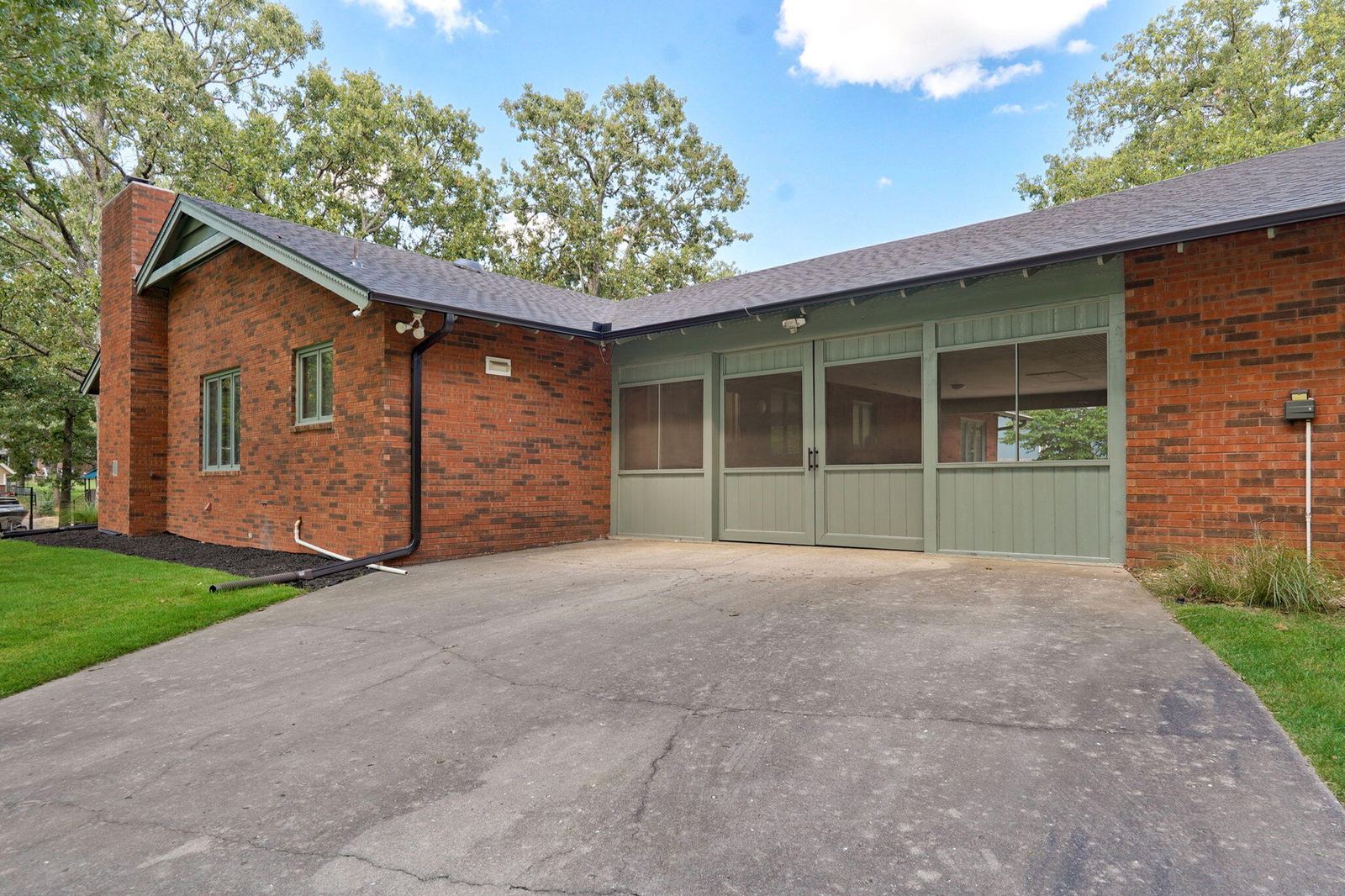 Covered Attached Breezeway/Carport at 1214 W Beverly Hills Drive, Springfield, MO 65803