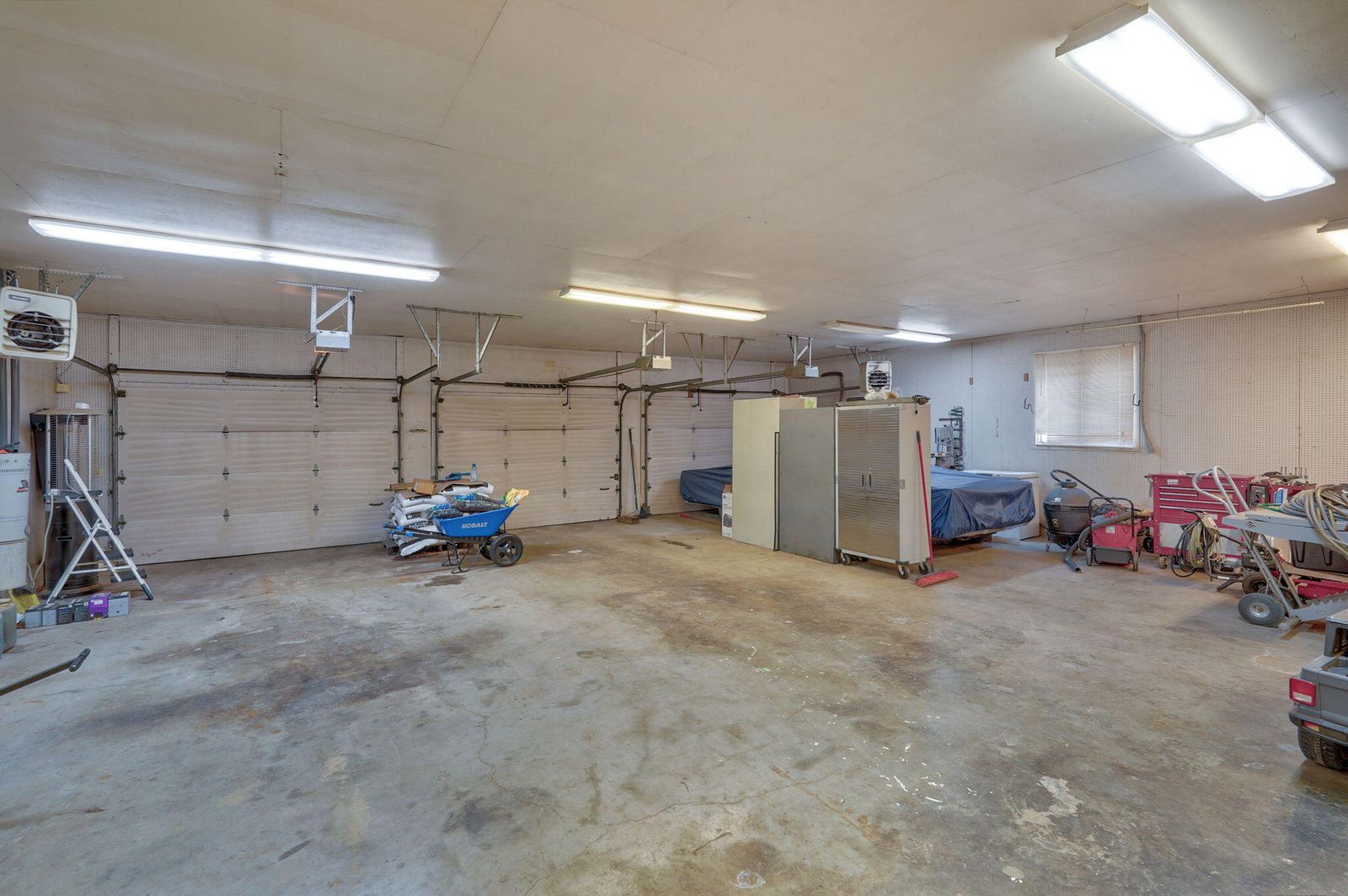 6 Car Garage at 1214 W Beverly Hills Drive, Springfield, MO 65803