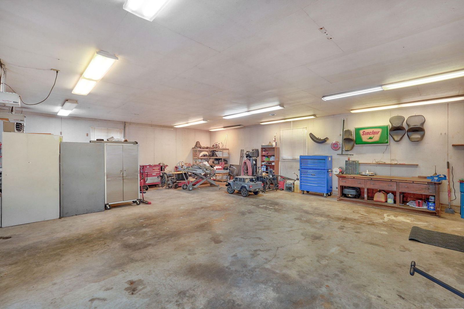 6 Car Garage at 1214 W Beverly Hills Drive, Springfield, MO 65803