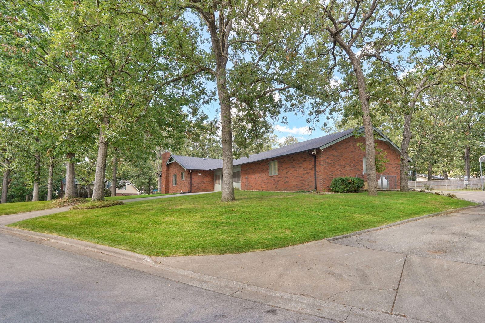 Circle Drive Access at 1214 W Beverly Hills Drive, Springfield, MO 65803