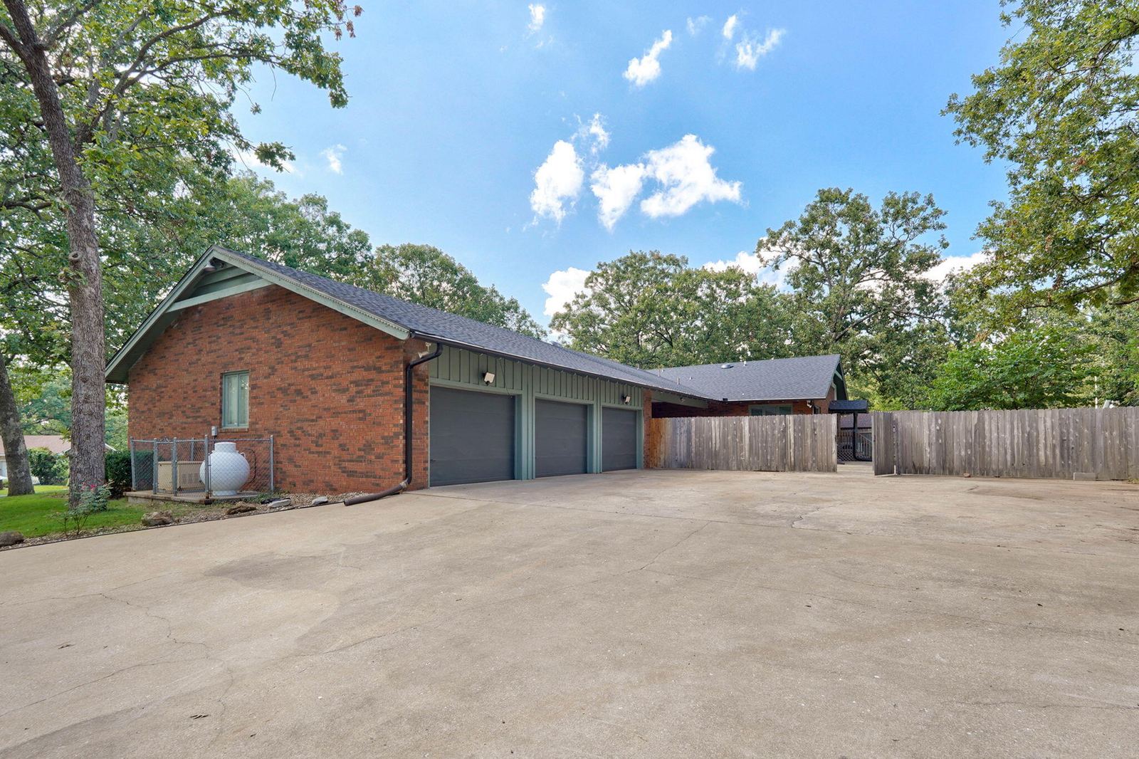6 Car Garage at 1214 W Beverly Hills Drive, Springfield, MO 65803