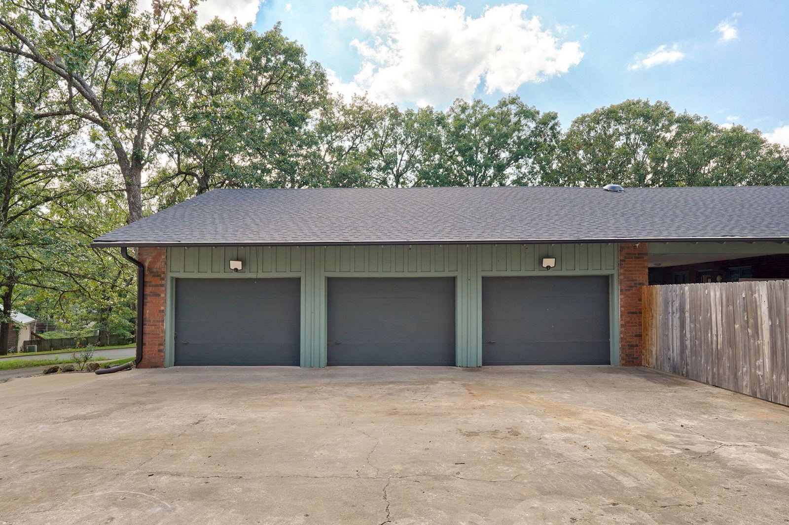 6 Car Garage at 1214 W Beverly Hills Drive, Springfield, MO 65803