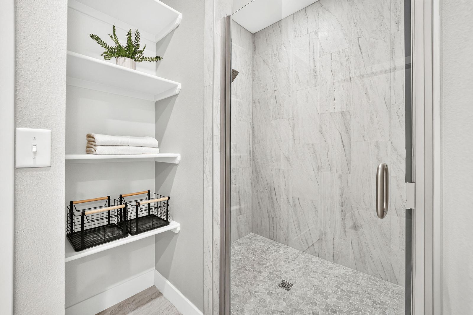 Shower at 5048 E Swale Court, Springfield, MO 65802
