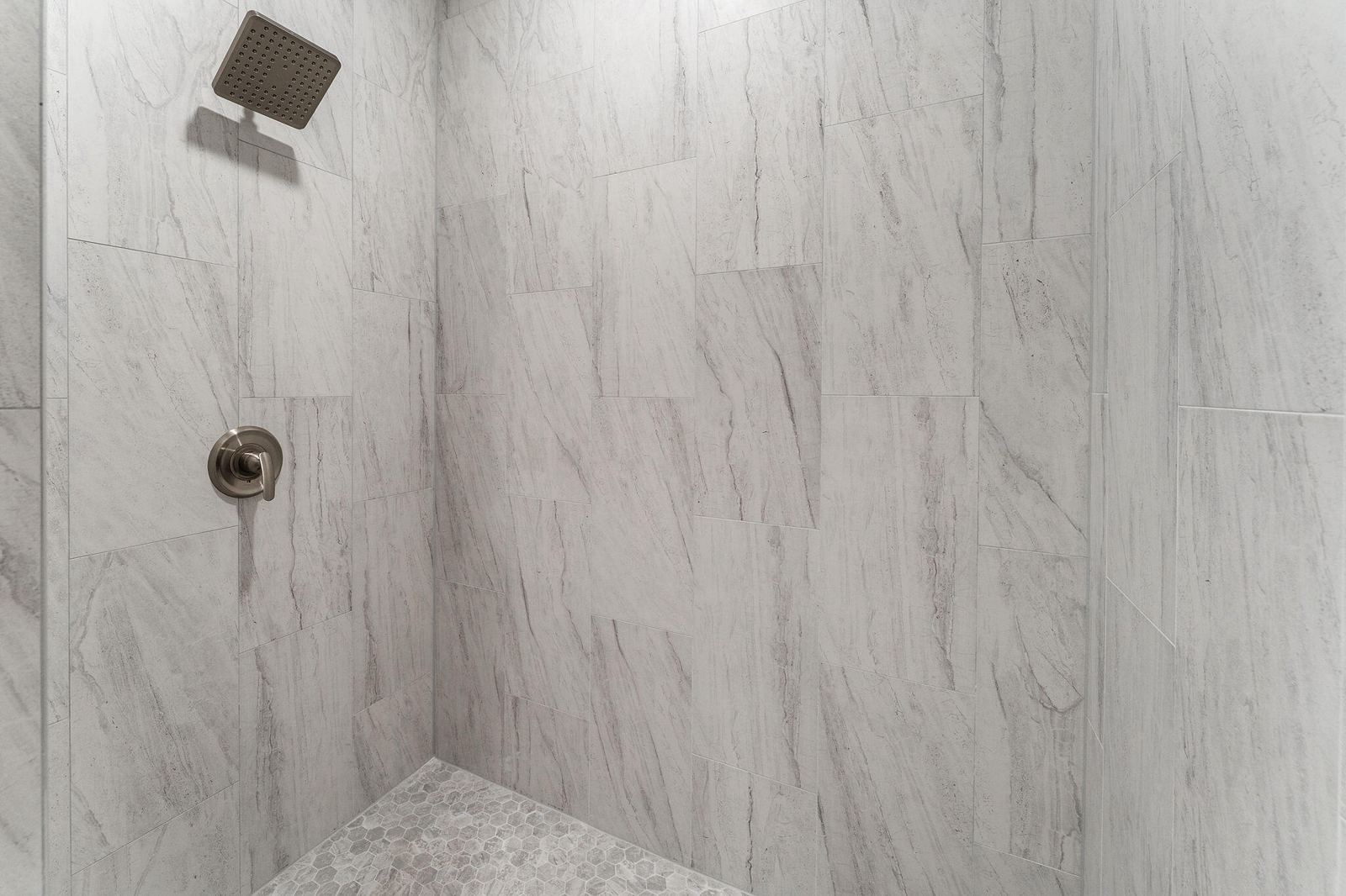 Shower at 5048 E Swale Court, Springfield, MO 65802