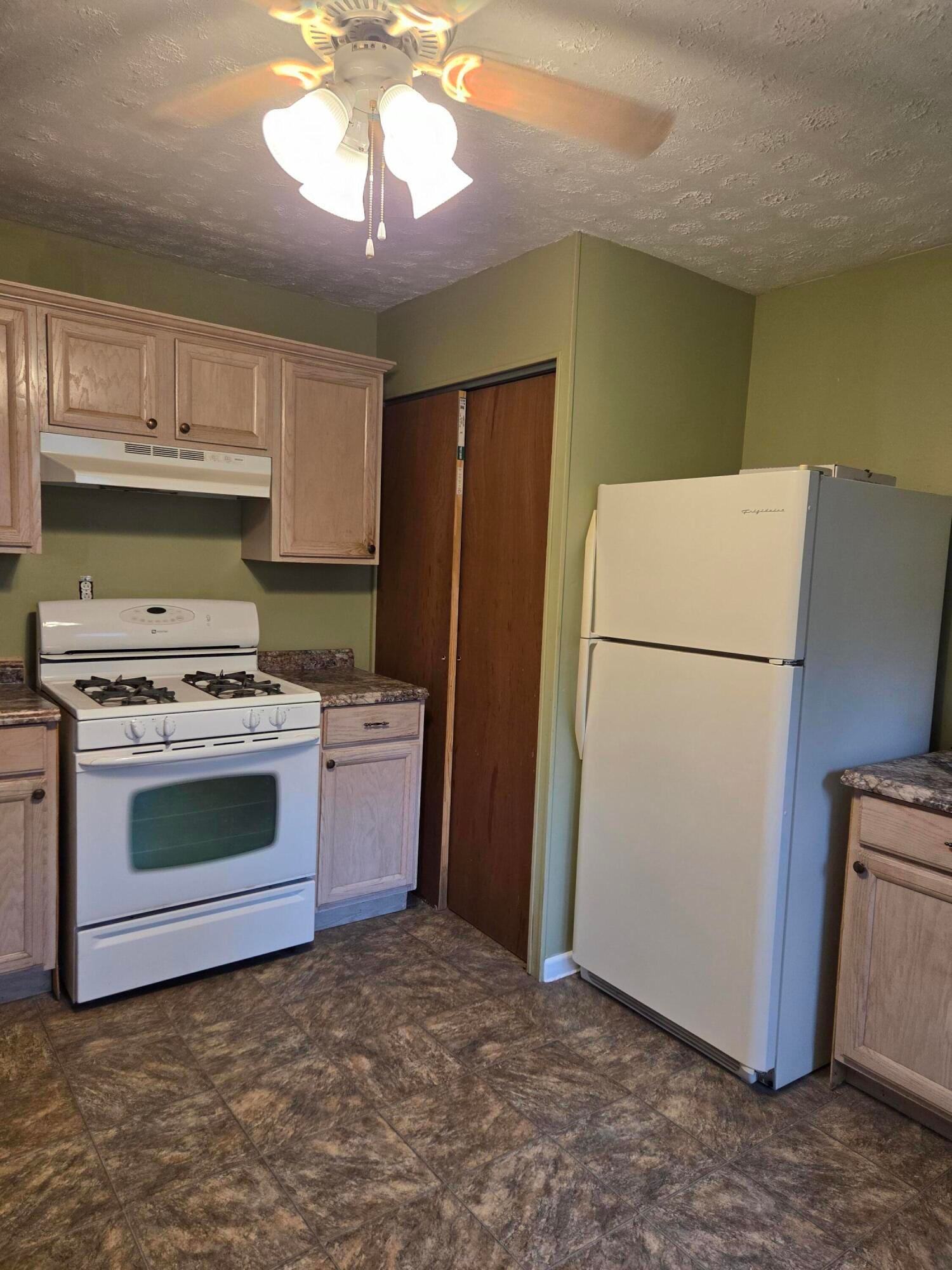 19707 at 1633 E Lombard Street, Springfield, MO 65802