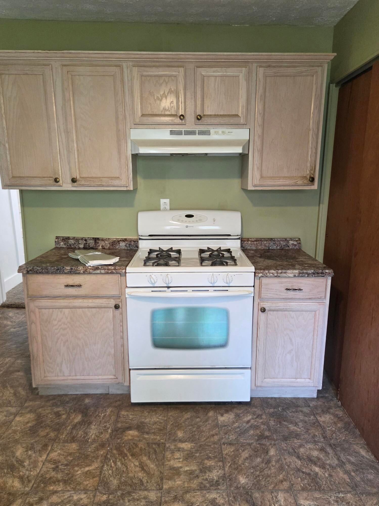 20063 at 1633 E Lombard Street, Springfield, MO 65802