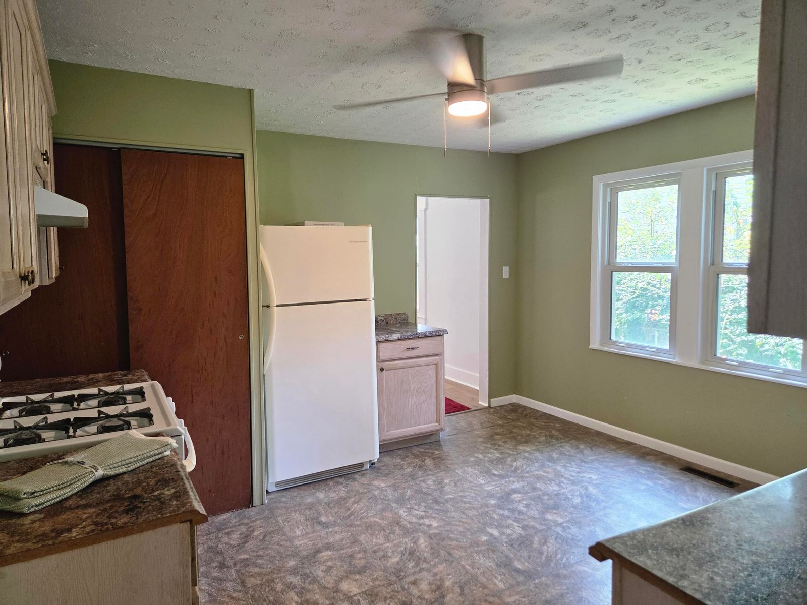 20060 at 1633 E Lombard Street, Springfield, MO 65802