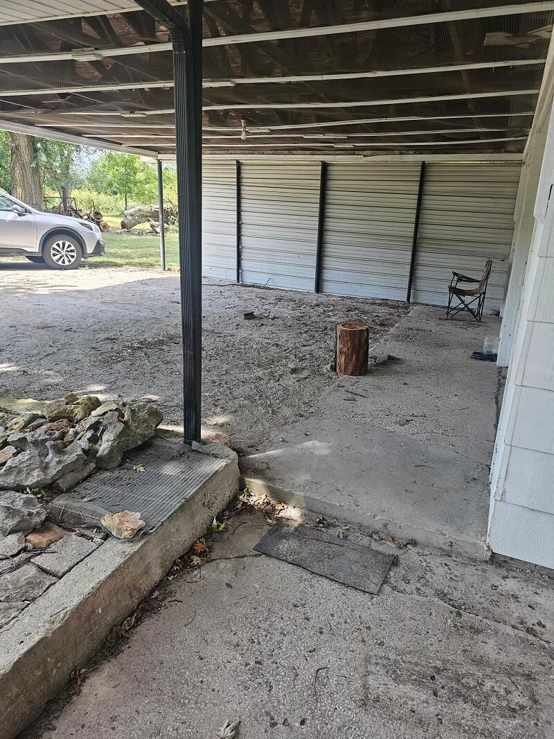carport at 3117 N Farm Road 123, Springfield, MO 65803