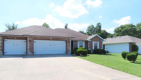 Front of 3877 S Cottage Avenue, Springfield, MO 65807