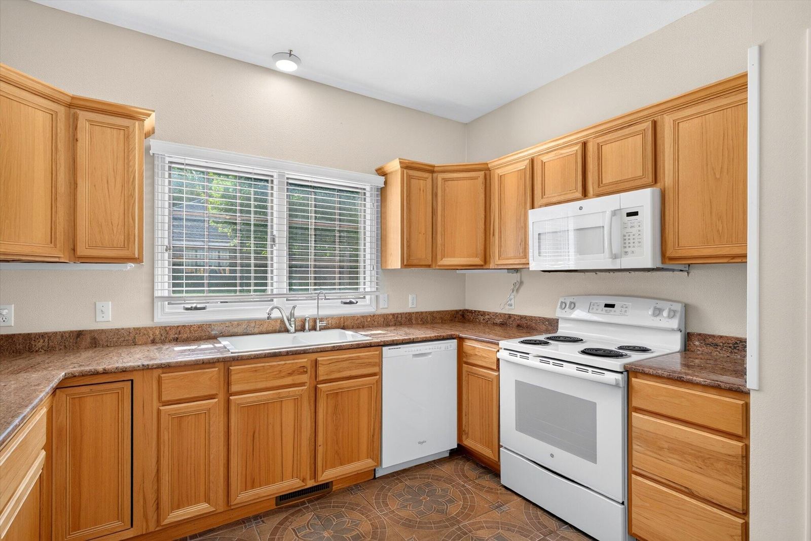 10-9 at 1750 W Bennett Street Unit Unit 10b, Springfield, MO 65807