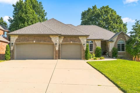Front of 1019 W Parkhill Circle, Springfield, MO 65810